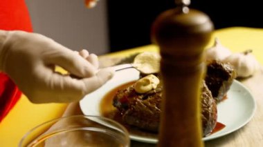 Dijon hardallı sığır filetosuyla yağlıyorum. 4k video Wellington bifteği