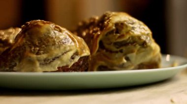 Dijon hardallı sığır filetosuyla yağlıyorum. 4k video Wellington bifteği