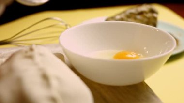 Eller çırpılmış yumurtayla Wellington usulü çiğ sığır etinin yakınına kase koyar. 4k video