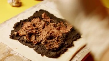 Eller çırpılmış yumurtayla Wellington usulü çiğ sığır etinin yakınına kase koyar. 4k video