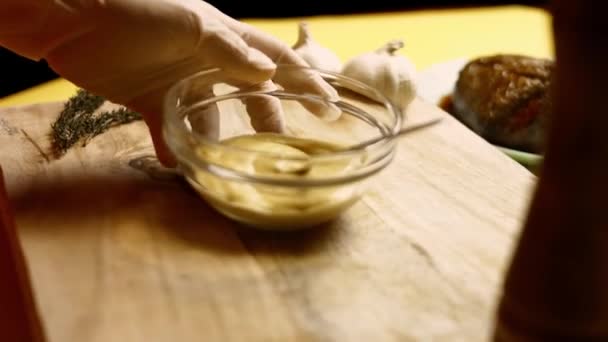 Fazendo mostarda Dijon e molho de salada de suco de limão, verticalmente, close-up, câmera lenta, mexendo ingredientes em vidro com uma colher de cozinha. — Vídeo de Stock