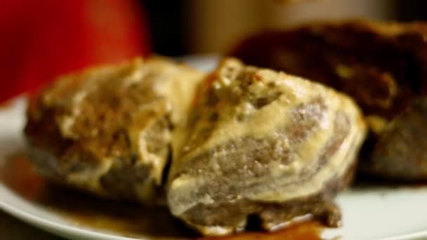 Dijon hardallı sığır filetosuyla yağlıyorum. 4k video Wellington bifteği — Stok video