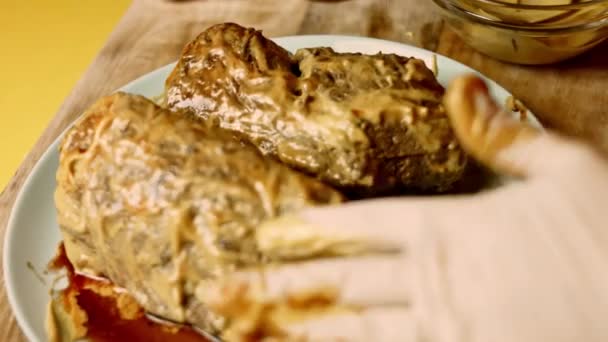 Ungo con filetto di manzo di senape di Digione. 4k video wellington manzo — Video Stock