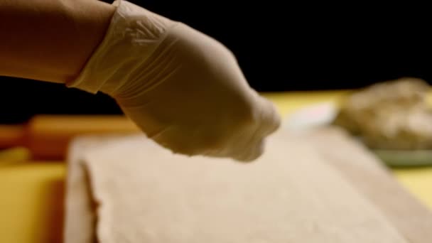 Avvolgere la pasta sfoglia per il manzo Wellington. 4k video — Video Stock