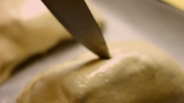 Eller çırpılmış yumurtayla Wellington usulü çiğ sığır etinin yakınına kase koyar. 4k video