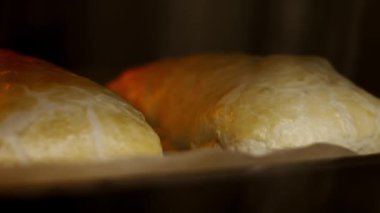 Fırın tepsisinde duran Wellington usulü çiğ sığır eti. 4k video