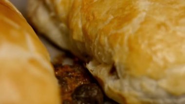 Fırın tepsisinde duran Wellington usulü çiğ sığır eti. 4k video