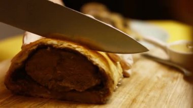 Wellington bifteğini tabağa koyuyorum. 4k video