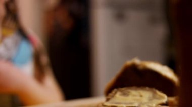 Wellington bifteğini tabağa koyuyorum. 4k video