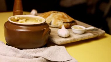 Wellington bifteğini tabağa koyuyorum. 4k video