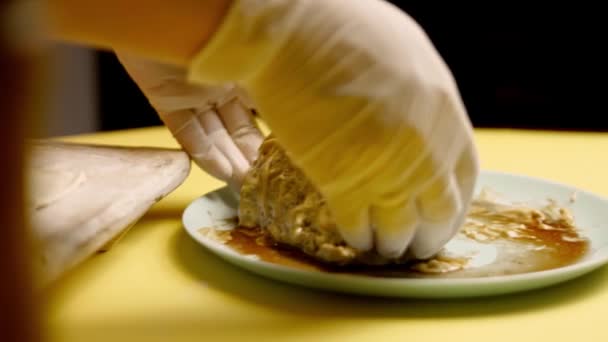 Mãos coloca tigela com ovo batido perto de carne crua formada Wellington. 4k vídeo — Vídeo de Stock