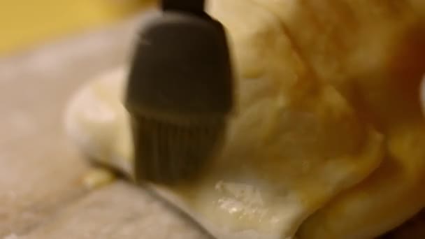手は生の牛肉ウェリントンに近い溶き卵でボウルを置きます.4kビデオ — ストック動画