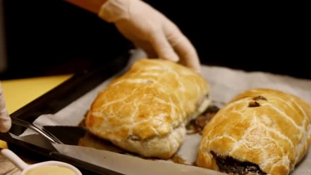 Przyprawa z ziół surowej wołowiny Wellington leżącej w tacy kuchennej. 4k wideo — Wideo stockowe