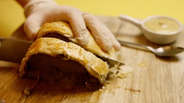 Kawałek krojonej wołowiny Wellington na talerzu. 4k wideo — Wideo stockowe