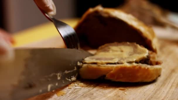 Colocar uma fatia de carne cortada em Wellington. 4k vídeo — Vídeo de Stock