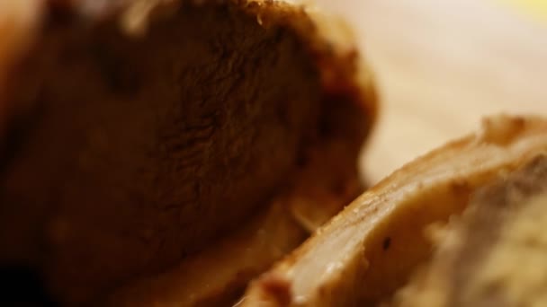 Poner rebanada de carne cortada Wellington en el plato. Vídeo 4k — Vídeos de Stock