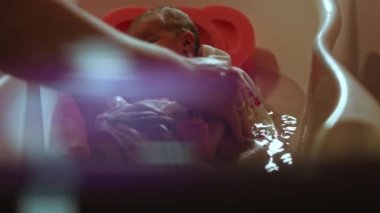 Yeni doğmuş bebek. Yedi günlük. Suda Banyo. 4K video romantik arkadaş çevresi. Güzel duygular.
