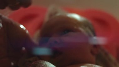 Yeni doğmuş bebek. Yedi günlük. Suda Banyo. 4K video romantik arkadaş çevresi. Güzel duygular.