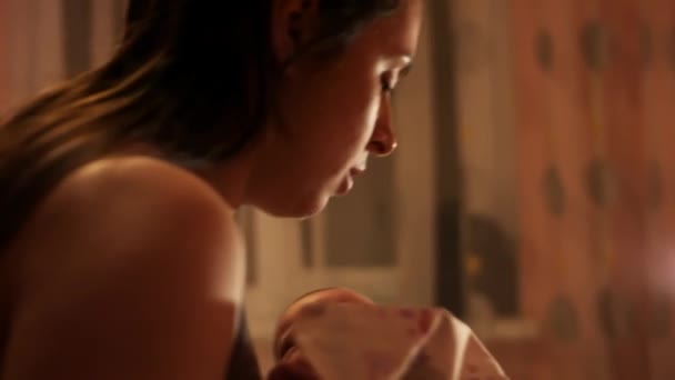 Újszülött baba, hét napja fürdik a vízben. 4k videó romantikus kíséret. Szép érzelmek. — Stock videók
