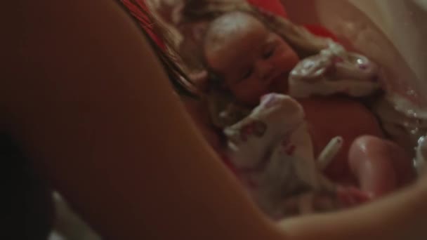 Nyfödd bebis sju dagar gammal bada i bad i vatten. 4k video romantiskt följe. Trevliga känslor — Stockvideo