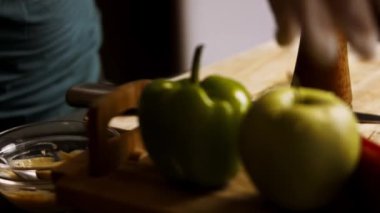 Elmayı ikiye böl. 4k görüntü görüntü tarifi