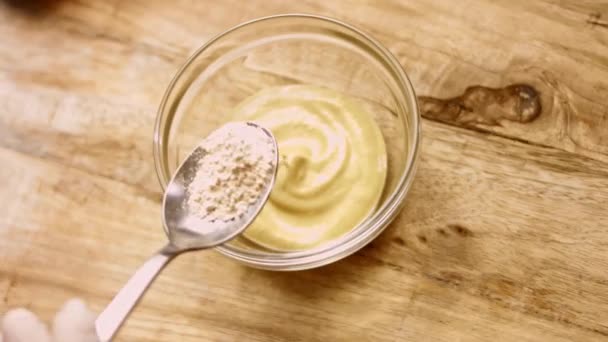 Ajouter l'ail haché à la moutarde. 4k cinématographie vidéo recette — Video
