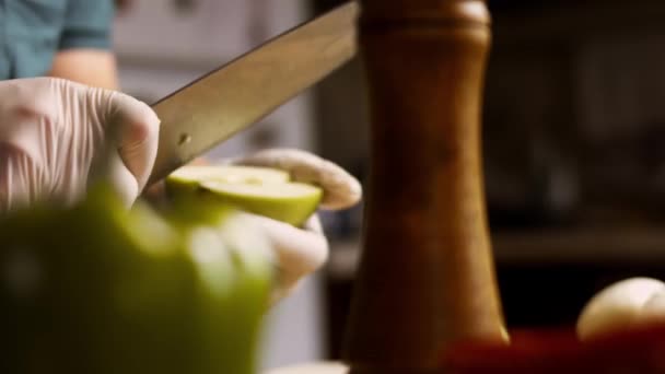 Nakrájej jablko a vyčisti ho. 4k kinematografie video recept — Stock video