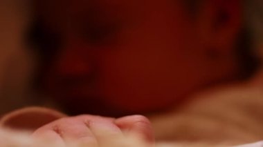 Bebeklik, çocukluk, gelişme, tıp ve sağlık konsepti. Makro