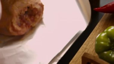 Kadınların elleri kızarmış ördeğe bal ve hardal döküyor. Fırında elmalarla kızartılmış kaz. 4k görüntü görüntü tarifi