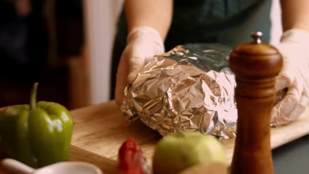 Γυναικεία χέρια που χύνουν μέλι και μουστάρδα σε ψητή πάπια. Χήνα ψημένη με μήλα στο φούρνο. 4k κινηματογραφική συνταγή βίντεο — Αρχείο Βίντεο