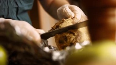 Ördeği birkaç parça halinde pişiriyorum. Ördek buhar yapıyor ve çok iştah açıcı görünüyor.