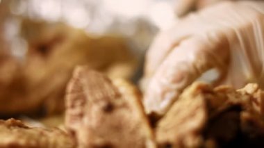 Ördeği birkaç parça halinde pişiriyorum. Ördek buhar yapıyor ve çok iştah açıcı görünüyor.