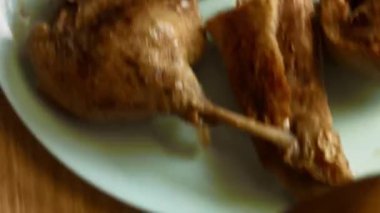 Ördek parçalarını nohutların üzerine koydum. Ördek buhar yapıyor ve çok iştah açıcı görünüyor..