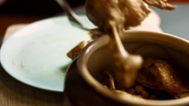 Ördek parçalarını nohutların üzerine koydum. Ördek buhar yapıyor ve çok iştah açıcı görünüyor..