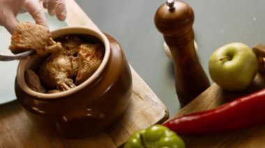 Ördek parçalarını nohutların üzerine koydum. Ördek buhar yapıyor ve çok iştah açıcı görünüyor..