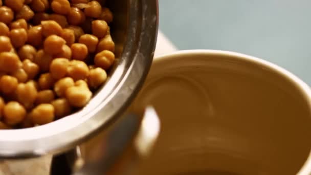 Vierte los garbanzos en jarras de barro. 4k cinematografía video receta — Vídeo de stock