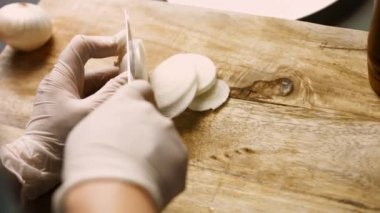 Kadınların elleri kızarmış ördeğe bal ve hardal döküyor. Fırında elmalarla kızartılmış kaz. 4k görüntü görüntü tarifi