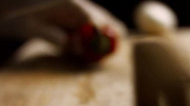 Tahta doğrama tahtasında taze kırmızı çan biberi kesiyorum. Kapat. 4k video