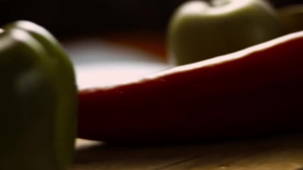 Ženské ruce nalévají med a hořčici na pečenou kachnu. Husa pečená s jablky v troubě. 4k kinematografie video recept — Stock video