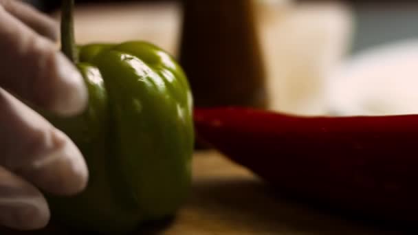 Le mani che tagliano il pepe fresco verde su un tagliere allora lanciano peperoni con un coltello. Veloce. — Video Stock