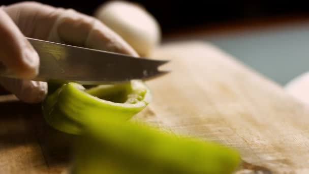 Vrouwen handen gieten honing en mosterd op geroosterde eend. Gebraden gans met appels in de oven. 4k cinematografie video recept — Stockvideo