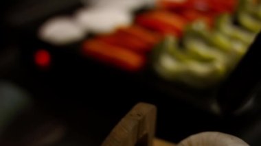 Sebzeleri ızgaraya koydum. Biberler ve beyaz soğan 4k görüntü tarifi