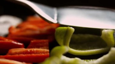 Sebzeleri ızgaraya koydum. Biberler ve beyaz soğan 4k görüntü tarifi