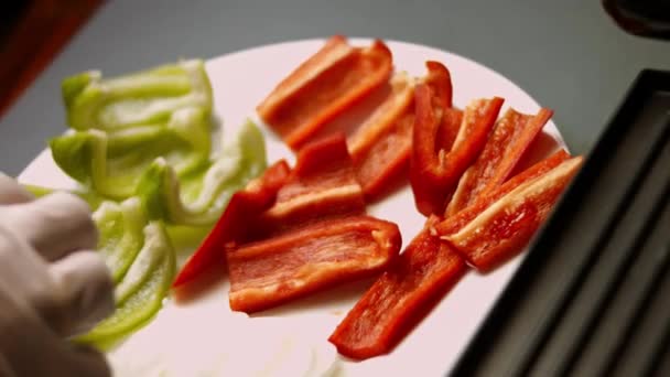 Dal jsem zeleninu na gril. Peppers and white onion 4k cinematography video recipe — Stock video