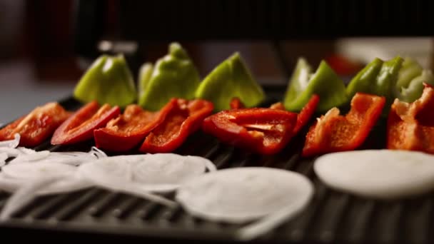 Puse las verduras en la parrilla. Pimientos y cebolla blanca 4k cinematografía vídeo receta — Vídeos de Stock