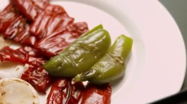 Sebzeleri ızgarada saklıyorum. Biberler ve beyaz soğan 4k görüntü tarifi