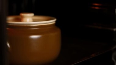 Kadınların elleri kızarmış ördeğe bal ve hardal döküyor. Fırında elmalarla kızartılmış kaz. 4k görüntü görüntü tarifi