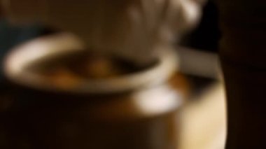 Ördek parçalarını nohutların üzerine koydum. Ördek buhar yapıyor ve çok iştah açıcı görünüyor..