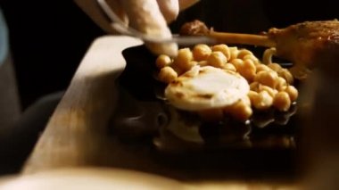 Sebzeleri ördek parçalarının ve nohutların üzerine koydum. Ördek buhar yapıyor ve çok iştah açıcı görünüyor..