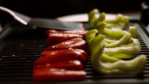 I put the vegetables on the grill. Peppers and white onion 4k cinematography video recipe — Stock Video